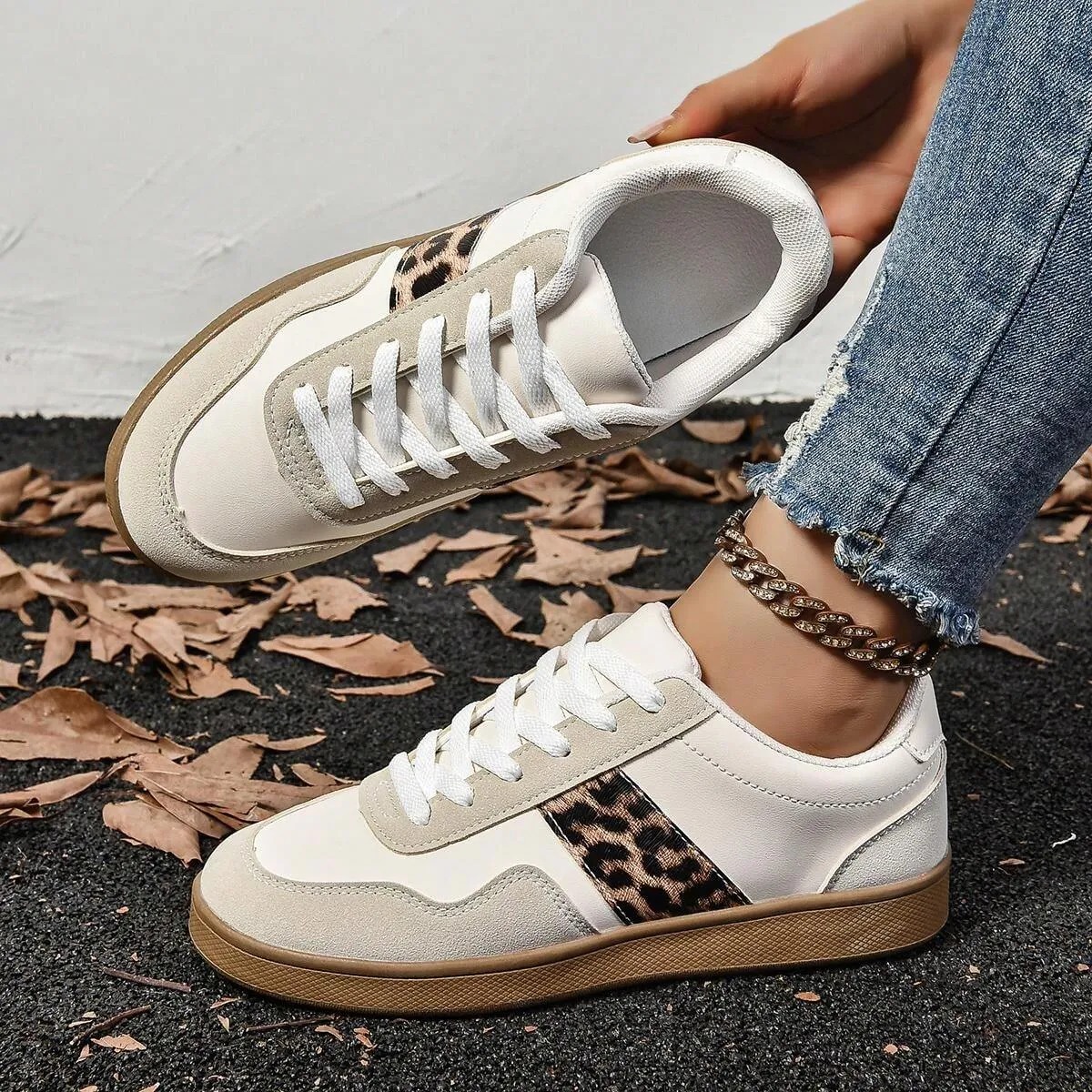 Retro-Inspired Unisex Sneakers, Versatile Casual Shoes for Sports and Beyond