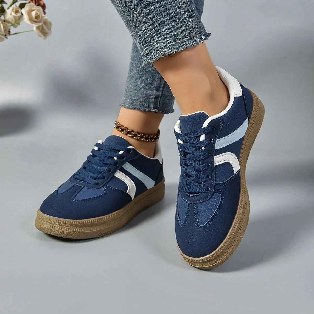 Unisex Classic Sports Shoes, Versatile Sneakers with a Retro Vintage Style