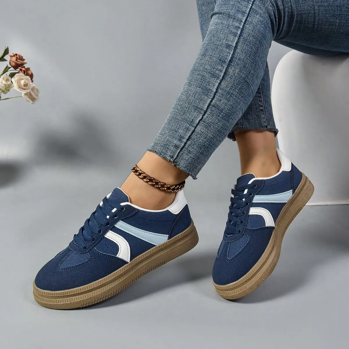 Unisex Classic Sports Shoes, Versatile Sneakers with a Retro Vintage Style