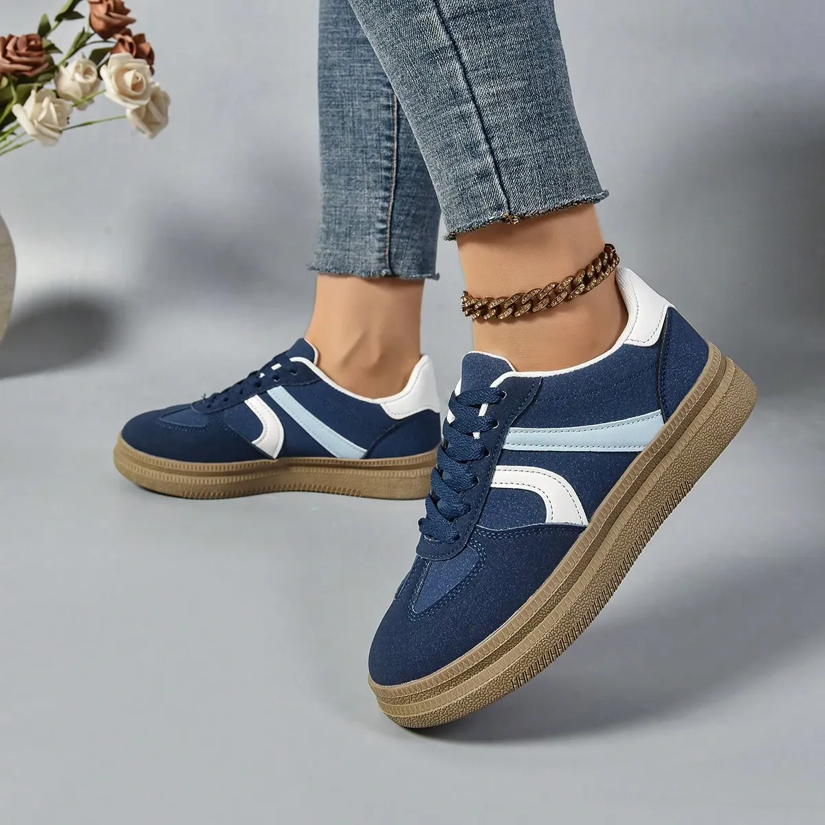 Unisex Classic Sports Shoes, Versatile Sneakers with a Retro Vintage Style