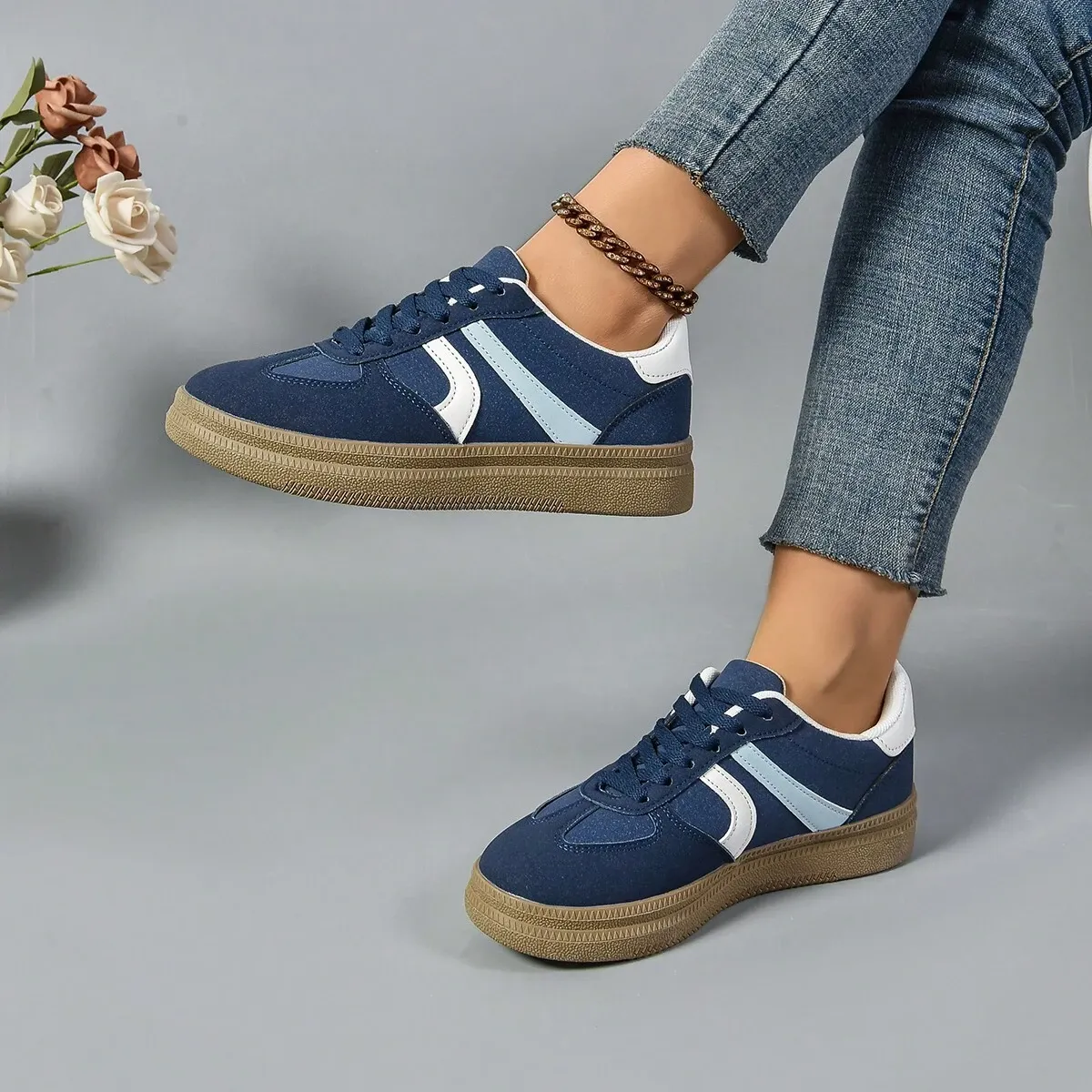 Unisex Classic Sports Shoes, Versatile Sneakers with a Retro Vintage Style